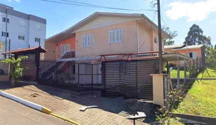 Duas construções somando três moradias, uma com 2 pavimentos de 90 m com; Pav. sup. (mista) com 3 dormitórios, sala, cozinha, banheiro, área de serviços e churrasqueira. Pav. inf. (mista) com 2 dormit