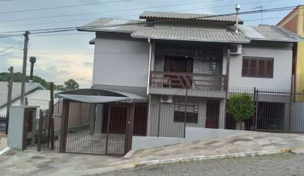 Excelentes casas no bairro Monte Pasqual. Casa da frente com 4 dormitórios , sendo 1 suíte, 2 banheiros sociais e cozinha no andar inferior e outra no superior, sala de estar e área de serviço com sac