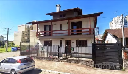 Excelente casa de 3 pavimentos mobiliada. Parte superior: 3 dormitórios(1 suite com closet e hidro), sacada, e banheiro social. Térreo com sala de estar com lareira, sala de jantar, cozinha, banheiro 