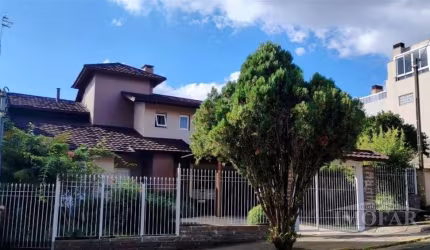 Bela casa espaçosa e bem distribuída, ideal para uma família grande que busca conforto e comodidade. Com três dormitórios, sendo um suíte, há espaço suficiente para acomodar a família e ainda ter um e