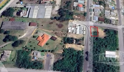 Lote de esquina medindo 15m x  27,85m , com área total de 418,31m.  OBS: Lote com muros na divisa com vizinhos, terraplanagem e projeto aprovado para a construção de 3 sobrados.