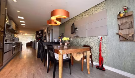 Excelente apartamento mobiliado e decorado à venda no bairro Rio Branco. Com 03 dormitórios (sendo 01 suíte), hall de entrada, sala para 02 ambientes, cozinha integrada, área de serviço, churrasqueira