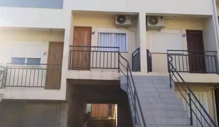 Sobrado  triplex, com 2 dormitórios, sala, cozinha, lavabo, banheiro, área de serviço e garagem. Ficamos móveis sob medida na cozinha, lavabo, o box do banheiro, placas solares, split e lareira.  Acei