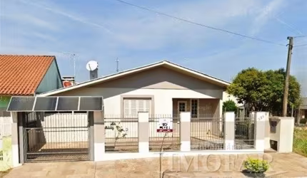 Casa em alvenaria com duas moradias, sendo assim distribuidas: PRINCIPAL;  3 dormitórios, sala, cozinha, banheiro, área de serviço e garagem com churrasqueira. ANEXO; 2 dormitórios, sala e cozinha em 