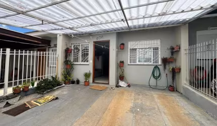 Ótima casa geminada composta por dois dormitórios, banheiro social, sala de estar e cozinha em conceito aberto, área de serviço, churrasqueira e garagem para dois carros.