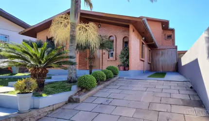 Casa em alvenaria com três quartos, sendo um com suíte e sacada, permanece o roupeiro, sala com painel, cozinha sob medida, banheiro social, área de serviço com espaço para suas atividades domésticas 