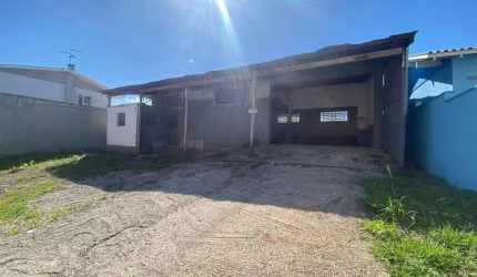 Pavilhão em alvenaria  com banheiro, ideal para armazém,  depósito, oficina,   centro de distribuição e  espaço para eventos. Estacionamento em frente. Área de 210.00 m. Área do terreno 371,50 m.