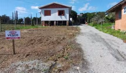 Terreno com casa pré-fabricada medindo 42 metros de área privativa, com 2 dormitórios, sala e cozinha integradas, banheiro social, e estacionamento na lateral. Área do terreno de 368,93 m. Imóvel não 