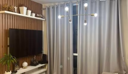 Excelente apartamento no Bairro Villa Horn! Conta com 02 dormitórios, sala para 02 ambientes, cozinha, área de serviço, banheiro social e 01 vaga de garagem.  Edifício com elevador.  Piso laminado.  Á