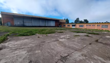 Ótimo Pavilhão para industrias!  Pé direito de 6,5 à 7 metros de altura! Acesso para a rua da frente e a dos fundos. Próximo à RS 122!  Conta com escritórios, salas de reuniões e refeitórios.  Área co