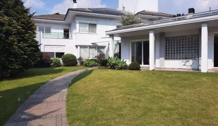 Belíssima residência semimobiliada no Bairro Saint Etienne, em ótima localização e orientação solar (Norte)!!  A casa conta com 02 pavimentos, totalizando 04 dormitórios (sendo 02 suítes, 1 master com