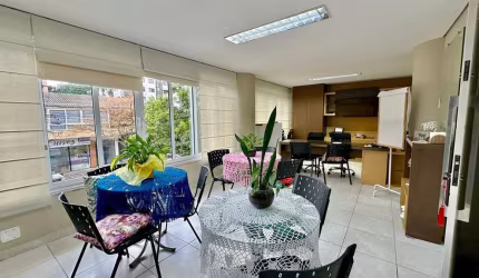 03 ótimas salas aéreas no Centro de Caxias do Sul!  Valor referente a uma das salas.*  Áreas privativas de: 43,96m, 46,33m e 49,00m.  Edifício com infraestrutura completa! Conta com portaria 24h, elev