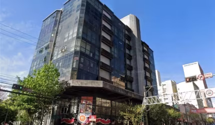 Sala Aérea em excelente localização no Centro de Caxias do Sul!! Com lavabo.  Edifício conta com 02 elevadores.  Área privativa: 61,37m.  Confira!!
