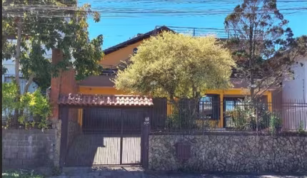 Excelente residência semimobiliada em ótima localização e posição solar no Bairro Charqueadas!!  Conta com 02 pavimentos:  Térreo: além da garagem para 03 carros com churrasqueira giratória e fogareir