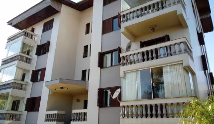 Amplo apartamento ensolarado no Bairro Sagrada Família!!  Com 03 dormitórios, sala 02 ambientes, sacada, cozinha, área de serviço, banheiro social e 01 vaga de garagem.  Condomínio com jardim de 600,0
