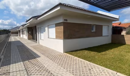 Belíssimos sobrados Novos no Bairro Pioneiro!!  Com opção para 02 ou 03 dormitórios, sala para 02 ambientes, cozinha, área de serviço, banheiro social e 01 vaga de garagem.  Com pátio.  Área construíd