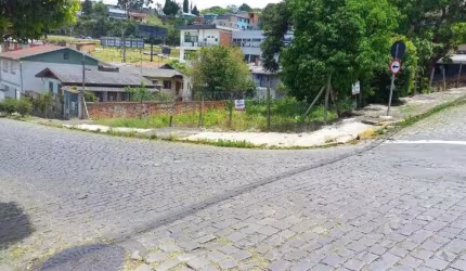 Amplo terreno de esquina no Bairro Medianeira!  Área: 19,64x22,62= 445,00m.  Confira!