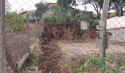 Terreno plano, pronto para construir, próximo à Avenida Rio Branco e Posto Ipiranga.  Área: 11x30= 330,00m.  Confira!