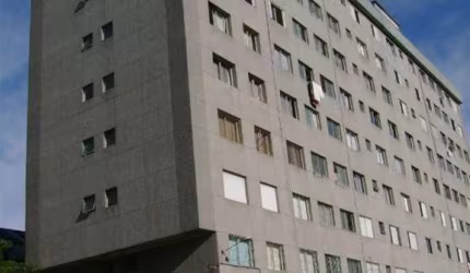 Ótima localização!   Excelente apartamento no Centro, semimobiliado, com 02 dormitórios, sala para 02 ambientes, cozinha, área de serviço, banheiro social e garagem para 01 carro.    Prédio com elevad