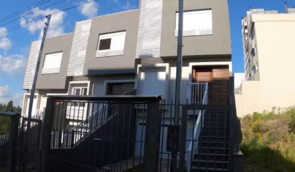Lançamento!  Excelente sobrado com 03 dormitórios (sendo 01 suíte), amplo living para 02 ambientes com lavabo, cozinha com sacada gourmet com churrasqueira, área de serviço, banheiro social, pátio nos