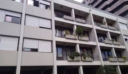 Excelente localização!  Amplo apartamento semimobiliado com  03 dormitórios, sala para 02 ambientes com sacada, cozinha, despensa, dependência de empregada, área de serviço, banheiro social e garagem 