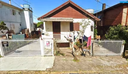Duas casas de construção mista, medindo 70 m cada, construidas sobre o mesmo terreno totalmente plano. Casa Frente: 3 dorm, sala e cozinha conjugadas, banheiro, área de serviço e estacionamento p/ um 