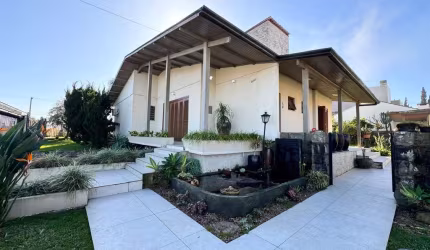 Excelente casa de esquina, localizada no bairro São Luiz em dois terrenos amplos. Conta com 3 dormitórios, sendo uma suíte, sala e cozinha em conceito aberto, banheiro social, área de serviço, garagem