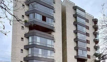 Excelente apartamento mobiliado no centro da cidade, 3 dormitórios, sendo um suíte, sala de estar e jantar conjugadas com sacada, banheiro social, cozinha, área de serviço e dependência de empregada, 