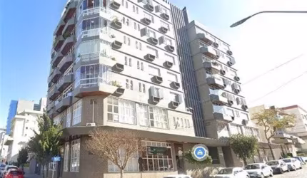 Sala comercial aérea no centro da cidade  com 36,65 metros, banheiro social, piso em laminado. Ideal para escritório de advocacia, arquiteto, engenheiro, prestadores de serviço em geral. Confira!