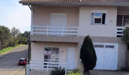 Sobrado  triplex de esquina,  com dois dormitórios, sala de estar e jantar,  cozinha, banheiro social, lavabo, área de serviço, garagem para dois carros cobertas, churrasqueira  e   duas vagas de esta