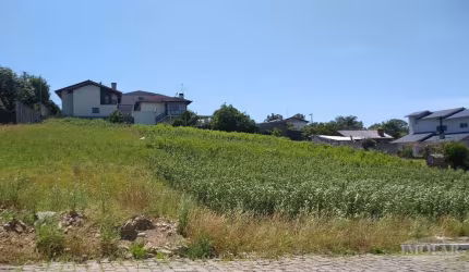 Excelente terreno amplo e  plano, localizado no bairro Imigrante. Loteamento com toda a infraestrutura, rua pavimentada e próximo a escola, padaria, supermercado e ao centro.  Com 13 metros de frente 