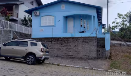 Localizada em um dos bairros mais tranquilos de Farroupilha, a casa no Monte Pasqual é o lar perfeito para quem busca conforto e praticidade. Com três dormitórios, sendo uma suíte, e banheiros bem dis