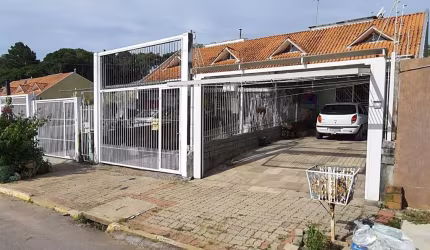 Casa geminada com 2 quartos, sala, cozinha, banheiro, área de serviço, pátio no fundos fechado e cercado, sótão  que serve com o deposito  com acesso por escada  e  2  vagas estacionamento, sendo uma 