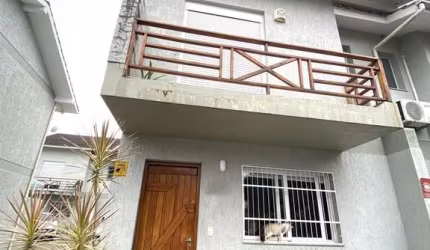 Ótimo sobrado localizado no bairro Santa Catarina, com 2 dormitórios, um com sacada, sala e cozinha em conceito aberto, lavabo, banheiro social, área de serviço coberta, escritório, brinquedoteca e va
