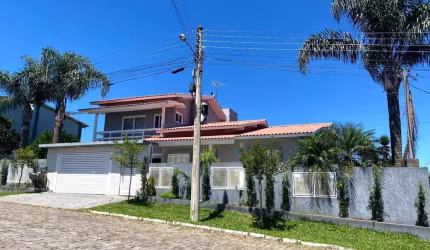 Excelente casa localizada no Bairro Santa Catarina, em amplo terreno de esquina, perfeita para você e sua família. Composta por: Primeiro pavimento: 3 dormitórios, sala de estar, sala de jantar, cozin