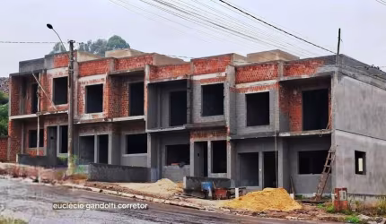 Lindos Sobrados em construção com; 3 dormitórios(um com sacada), sala e cozinha em conceito aberto, banheiro social, lavabo, área de serviços, churrasqueira, pátio nos fundos e estacionamento frontal.
