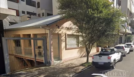 Casa mista de dois pavimentos, No primeiro pavimento, com 3 dormitórios, sala, cozinha, banheiro e área de serviço. No subsolo 3 dormitórios, sala, cozinha, banheiro e área de serviço. Divisórias em m
