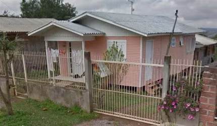 Casa mista, com dois quartos, sala, cozinha, banheiro. Porão com sala. cozinha e  banheiro. Garagem em alvenaria com churrasqueira. Área  construida da casa 86,65 m. Área construida da garagem 51,21 m