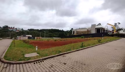 Maravilhoso terreno, formado por duas esquinas, com frente para três ruas,(norte, sul e oeste), são mais de 17 metros para o norte e 38 voltados para o sol poente, na melhor posição do condomínio o qu
