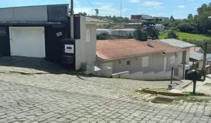 Sabe aquele lugar gostoso e arejado, com pouco movimento e que transpira tranquilidade? É isso o que você encontra nessa charmosa casa.  São 182,45 m com 5 quartos todos alocados no 1 andar. Cozinha e