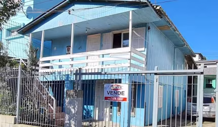 Casa mista com duas moradias. No piso superior, em madeira, com dois quartos, sala e cozinha, banheiro e área de serviço. Piso inferior, em alvenaria, com dois quartos, sala e cozinha, banheiro e área