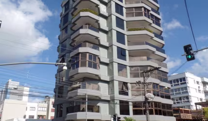 Imobiliária Imofar vende excelente apartamento no centro, composto por 03 dormitórios (sendo 01 suíte com banheira, vestir e sacada), escritório, que pode ser um 4º dormitório,  sala de estar e jantar