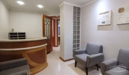 Excelente Sala Comercial dividida em 3 escritórios, conta também com; recepção, copa/cozinha e 02 banheiros, podendo ser utilizada por 03 ou mais profissionais simultaneamente, ampla área envidraçada 