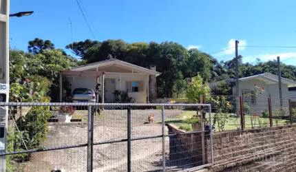 Duas moradias no Bairro Monte Verde! Casa mista com 03 dormitórios, sala de estar, sala de jantar, cozinha, área de serviço, churrasqueira, banheiro social e vaga de estacionamento coberta.  Casa de m
