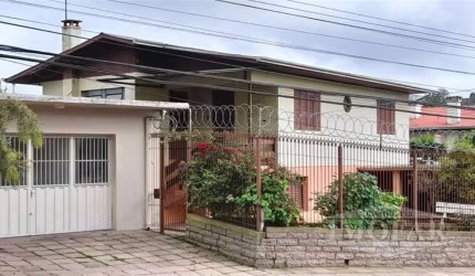 Casa em alvenaria com 02 pisos. Piso superior,  03 dormitórios, sala e cozinha, área de serviço e banheiro social.  Piso inferior,  01 dormitórios, sala e cozinha, área de serviço, banheiro social e 0