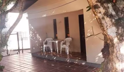 Casa de dois pisos, localizada no bairro Imigrante, com 3 dormitórios, sala, cozinha, área de serviço, banheiro e garagem. Distante duas quadras do centro, próxima a posto de combustível, clube social