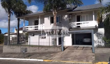 Casa de alvenaria, composta por 03 dormitórios (sendo 01 suíte com banheira hidro), sala de estar com lareira, split, cozinha com sala de TV, sala escritório com sacada, banheiro social, área de servi