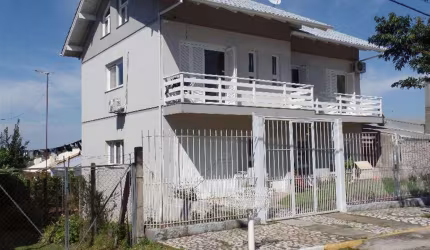 Casa de alvenaria, térreo com sala de 40,00 m, pode ser usado como salão de festas ou locação comercial, garagem para 02 carros, cozinha, banheiro e área de serviço.  Piso superior composto por 03 qua