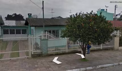 Primeira casa de frente, em alvenaria, composta por 02 dormitórios, sala, cozinha, banheiro social e área de serviço.  Com 63m construídos.  Segunda casa, de fundo, composta por 02 dormitórios, sala, 