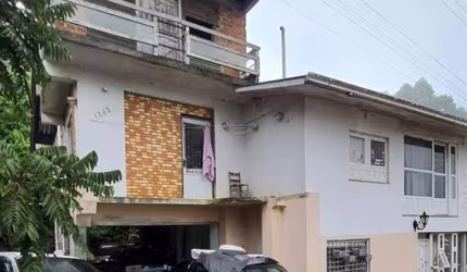 Casa de altanaria com 3 quartos, sala, cozinha, banheiro,area de serviço, garagem e vaga de estacionamento. A casa não pode ser vendida com financiamento. Área construida 160,00 m. Área do terreno 452